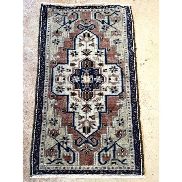 Vintage Turkish Anatolian 100% Wool Handwoven 1'9 x 3'1 feet Carpet Prayer Rug - Picture 3 of 3